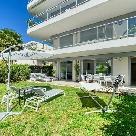 Nice With Private Garden, Pool & Parking Apartment
