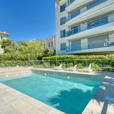 Nice With Private Garden, Pool & Parking Apartment