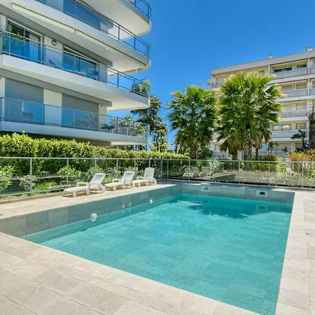 Apartment Nice With Private Garden, Pool & Parking