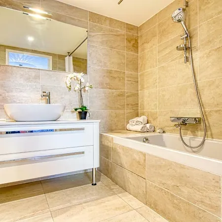 Apartment Nice With Private Garden, Pool & Parking *