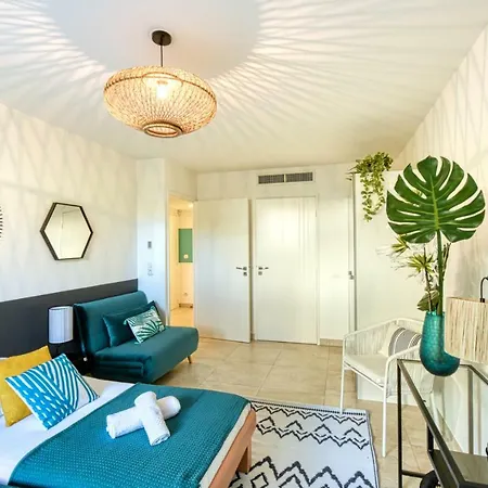 Apartment Nice With Private Garden, Pool & Parking
